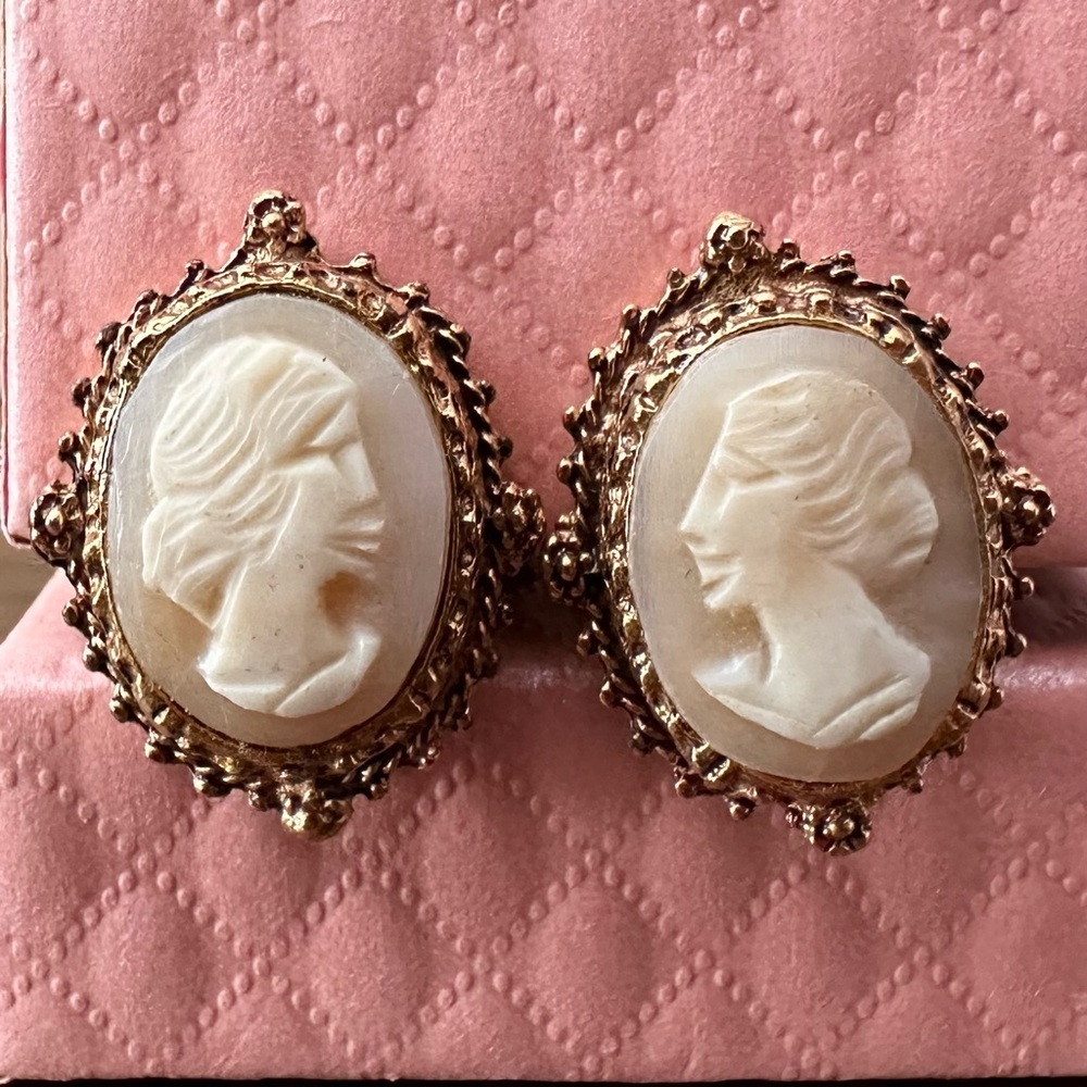 Vintage Carved Cameo Gold Tone Oval Earrings Clip On